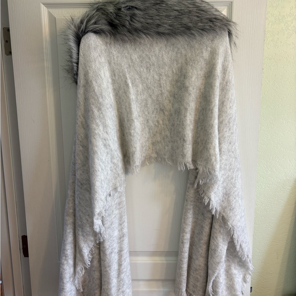 Elegant Gray Sweater with Faux Fur Collar